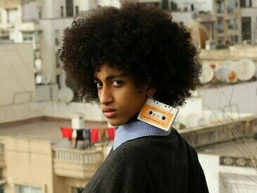 Garoto típica dos anos 1990 com fita cassete. No campo do entretenimento, os anos 1990 trouxeram uma era de ouro para as locadoras, os discos de vinil, as fitas cassete e, posteriormente, os CDs