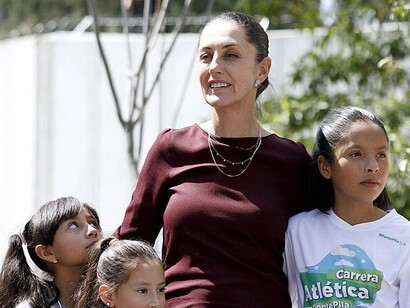 Claudia Sheinbaum abraza a unas niñas durante una inauguración, 16 de febrero de 2020