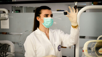 La exclusión histórica de las mujeres en la investigación médica ha generado un sistema de salud con graves brechas en el conocimiento, diagnóstico y tratamiento de enfermedades que las afectan