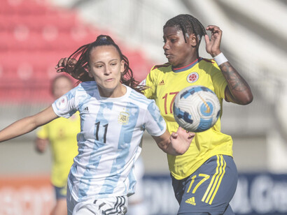 Jugadoras de Argentina y Colombia se disputan un balón dividido durante la Copa América 2022