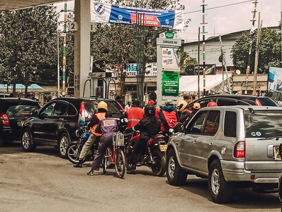 Des dizaines de véhicules font la queue devant une station-service, illustrant la forte pression sur les approvisionnements et les difficultés quotidiennes causées par la pénurie de carburant