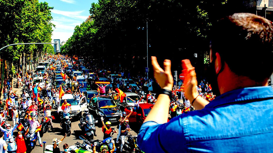 Darían mucha risa, si no dieran tanto miedo: todavía bajo el régimen de confinamiento más estricto a causa de la pandemia, la ultraderecha española organizó en mayo una manifestación para protestar contra el Gobierno