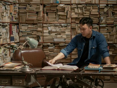 Entorpecer e borrar a imagem deste espelho, naturalmente ou não, melhora a autocrítica doentia, na falta de comparação com o histórico e, o provável meio comparativo externo. Para isso servem as estatísticas. São as quatro linhas do tabuleiro que no mundo redondo, sobre a mesa retratado, um mapa mental se equipara e diferencia, no estrangeiro. Jornal sozinho, não é escola. Romance fictício não é realidade. Técnica e autocrítica são fundamentais para identificar o certo, o errado e o necessário nas linhas tortas da melhor adaptação