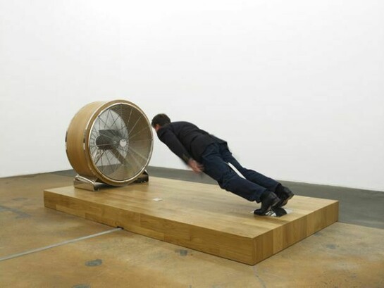 Philippe Ramette, artiste français né en 1961, A Contre-Courant (Hommage à Buster Keaton, utilisation), 2008, Photographie: Marc Domage, Courtesy Galerie Xippas © Philippe Ramette, ADAGP, Paris 2013
