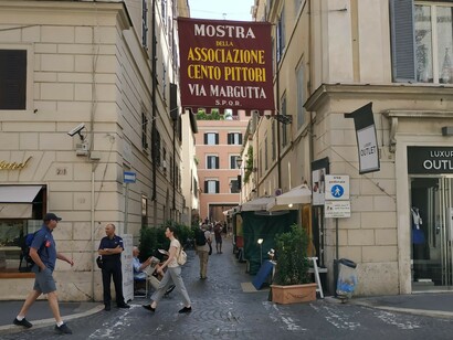 Via Margutta con l’arazzo della Mostra dell'Associazione Cento Pittori 