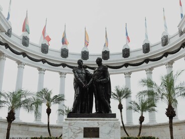 Representação artística do encontro entre dois dos mais importantes líderes da independência sul-americana, Simón Bolívar e José de San Martín. As reflexões do autor sobre hegemonia, influência externa e autodeterminação dialogam com a memória dessas lutas históricas