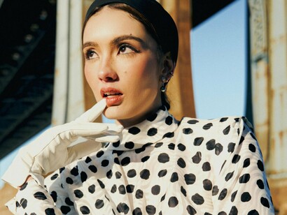As polka dots, ou poás, reafirmam-se como um padrão essencial para o verão. Elegantes e versáteis, permitem criar looks que vão do clássico ao lúdico, adaptando-se a diversas ocasiões