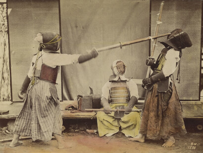 Samuráis practicando kendo (esgrima) en Japón 1873 (principios del período Meiji). fotografía coloreada a mano por Shinichi Suzuki