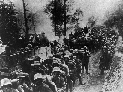 Austriaci in marcia durante la battaglia degli Altopiani