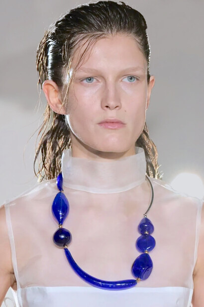 Colar de pedras azul como accessório