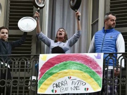 Flash mob, musica e canti dal balcone di casa
