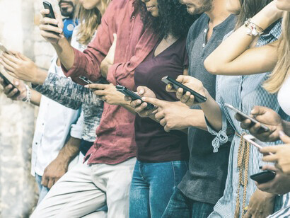 È difficile sottrarre i telefonini ai giovani studenti delle scuole medie