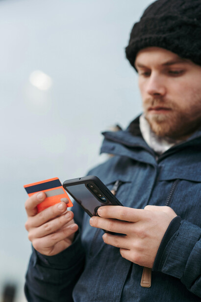 Bauman aponta os shoppings centers como templos do consumismo moderno, onde compramos para nos sentir bem, mas apenas temporariamente