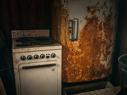 Estufa y refrigerador abandonados
