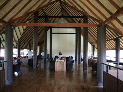 Restaurant on the upper deck © Gehan de Silva Wijeyeratne
