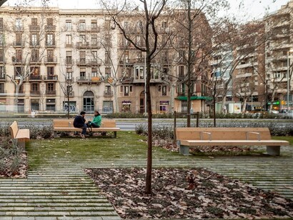 Barcelona. Una pareja sentada en uno de los nuevos bancos del Passeig de Sant Joan. Foto: Adrià Goula