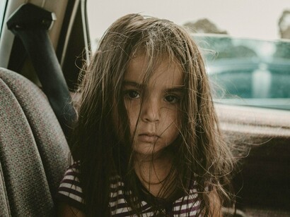 A menina observa enquanto o vento atravessa os cabelos. Algumas memórias começam exatamente assim: silenciosas e em movimento