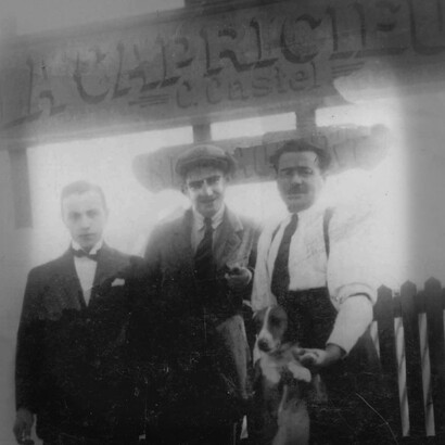 Alfredo del Conte, primo da sinistra, in una foto degli anni Venti del Novecento. Fiorentino, creava profumi nella sua bottega di Parigi