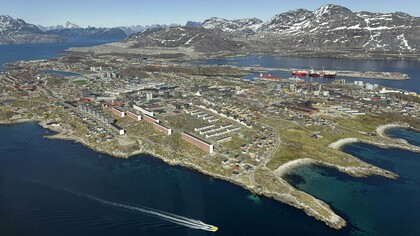 Vista aérea de Nuuk, capital da Groenlândia, cercada pelo mar e por montanhas. A combinação entre território, infraestrutura e posição geográfica ajuda a compreender a importância estratégica que a ilha adquiriu nas disputas pelo Ártico. A capital revela, em escala urbana, a dimensão de um território que passou a concentrar interesses climáticos, econômicos e geopolíticos