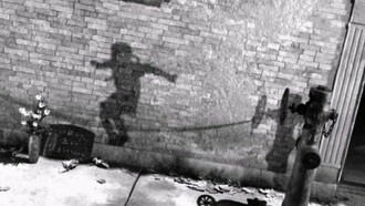 Uma silhueta humana permanece marcada sobre uma parede, como um registro silencioso da violência nuclear. As sombras deixadas pelas explosões de Hiroshima e Nagasaki transformaram a própria paisagem em testemunha dos efeitos extremos da tecnologia de destruição