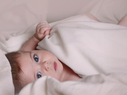 La pequeña Raquel vino al mundo cubierta de sangre, pero una vez la hubieron limpiado y envuelto en su mantita de algodón, resultó ser la niña más hermosa que jamás habían visto los amos