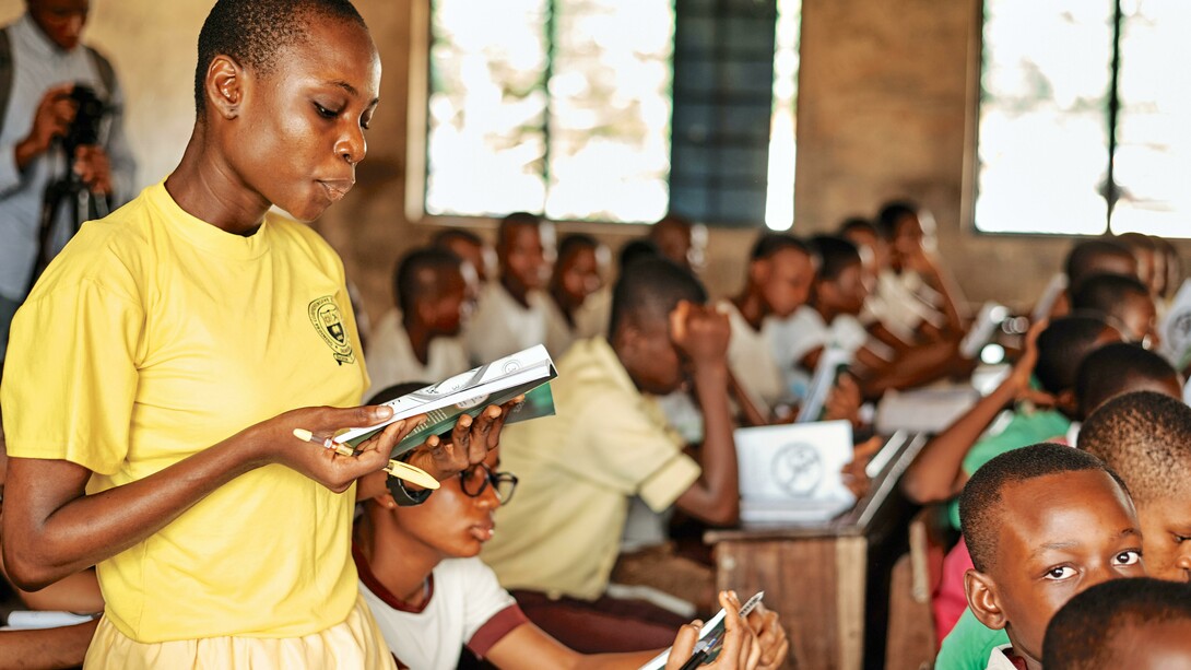 Aluna lê em voz alta durante aula em escola pública em Moçambique
