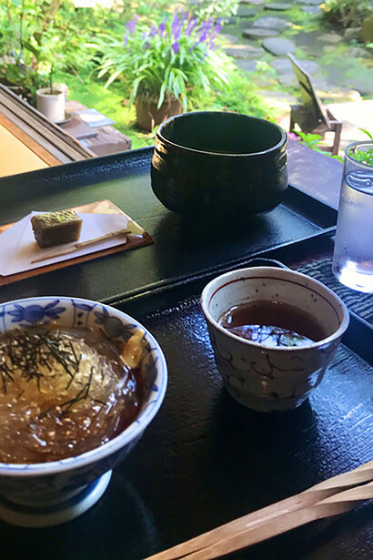 Tea sets with garden view © Alma Reyes