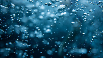 Come in tutti i sistemi complessi, l’acqua si situa tra l’ordine e il caos, tra la condizione di regole chiare e di dimensioni ortogonali tipica del ghiaccio e la condizione instabile, disordinata, confusa che è propria del vapore