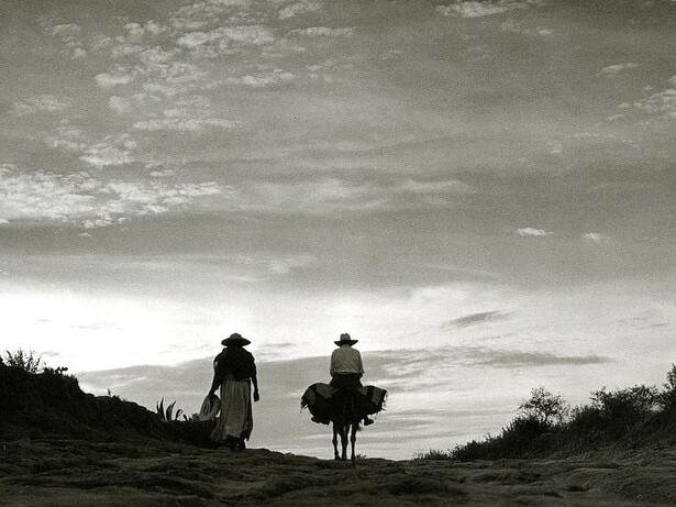 Fotografía de Juan Rulfo. En la obra de este autor, la vida y la muerte dialogan con naturalidad, unidas por el recuerdo, la tierra y el silencio