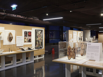 Objetos en cuestión, vista de exhibición. Cortesía Musée du Quai Branly