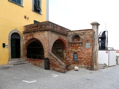 Peccioli, passaggio coperto. Toscana, Italia