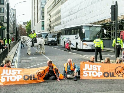 Manifestação do grupo ativista "Just Stop Oil" em Londres, 2022.Algumas táticas do grupo incluem o bloqueio de vias públicas, a interrupção de eventos esportivos e a sabotagem de infraestruturas de combustíveis fósseis, como refinarias