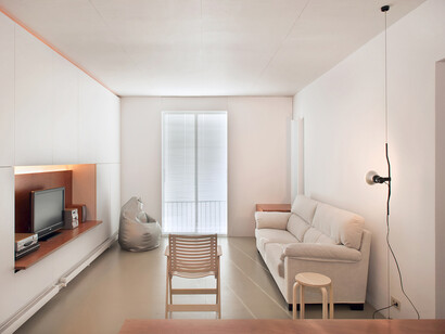 Vivienda semiprefabricada en un edificio plurifamiliar en Barcelona. Autor: Agustí Costa. Foto: David Cardelús 
 
