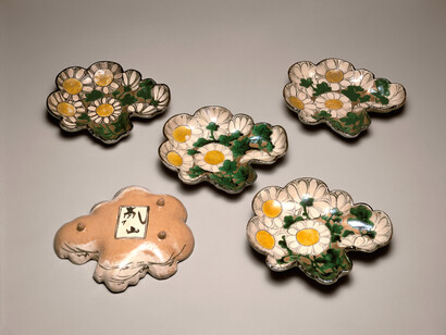 Mukōzuke with chrysanthemum design in overglaze enamels, Edo period (18th century), The Gotoh Museum, Ogata Kenzan