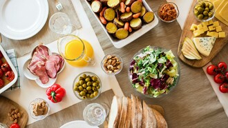 Tavola imbandita. Suggerimenti per gestire le scadenze degli alimenti e ridurre lo spreco in cucina