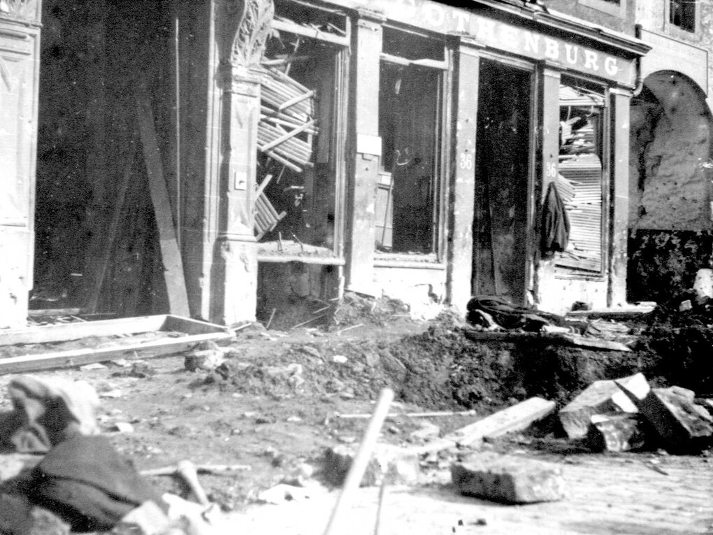 Damage to the Grassmarket following a Zeppelin raid. From the collection of Edinburgh Museums & Galleries 