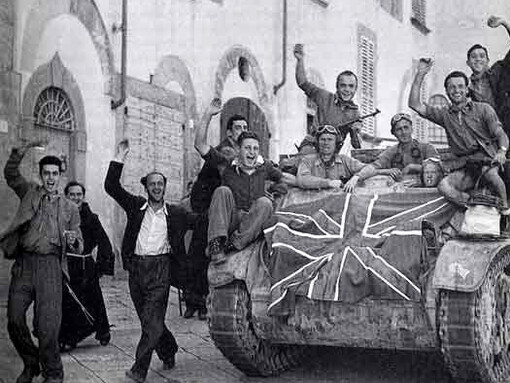 Festeggiamenti durante la liberazione degli alleati