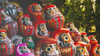 Una serie de Darumas que ya cumplieron su función