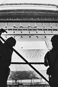 Trabajadores de la construcción en la obra de los estadios oficiales de Qatar 2022