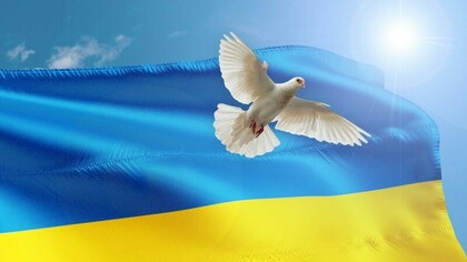 Die ukrainische Flagge mit einer Taube als Zeichen des Friedens