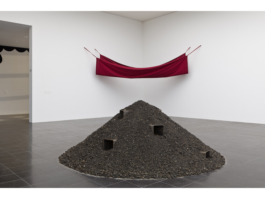 Reiner Ruthenbeck, Aschehaufen VI 1968-71, Installation view Hamburger Kunsthalle, Hamburger Kunsthalle, Photo: Kay Riechers © Reiner Ruthenbeck/ DACS 2014