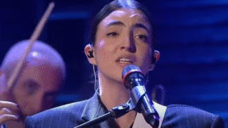 Joan Thiele canta "Eco" sul palco di Propaganda Live, 1 aprile 2025