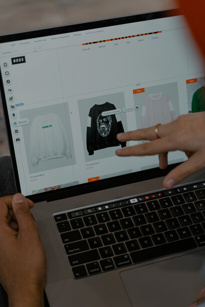 Fast fashion e shopping online. Dopo gli anni 2000 questo modello di acquisto si espande anche grazie alla nascita di moltissimi marketplace che in tempi altrettanto brevi ed economici, soddisfano il nostro bisogno di comprare