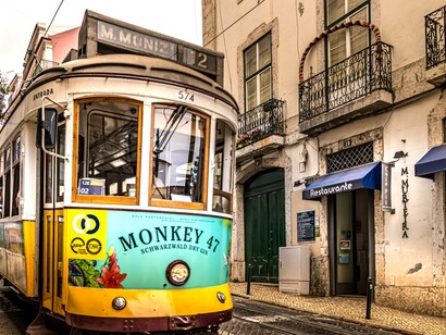 Passeio de bonde pelas ruas de Lisboa, Portugal