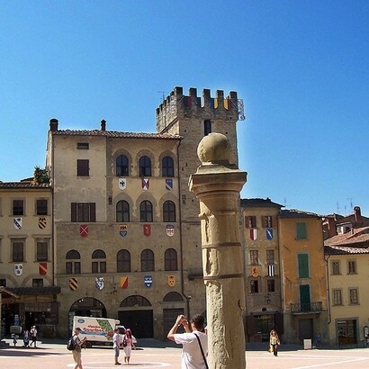 Piazza Grande è il cuore scenografico di Arezzo, riconoscibile per la sua caratteristica forma inclinata e per l’armonia delle architetture che la circondano. Arezzo, Toscana, Italia