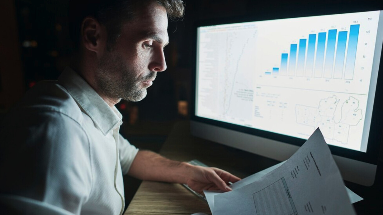 El progreso en el logro de los Objetivos de Desarrollo Sostenible está muy desviado y se nos acaba el tiempo para prevenir un cambio climático catastrófico. Funcionario estudiando estadísticas