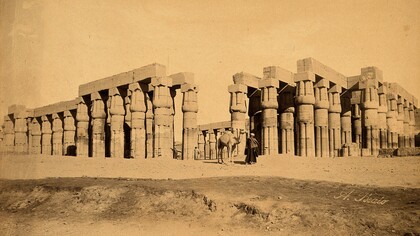 Veduta del Tempio di Amon-Ra a Luxor. Fotografia d'epoca  in primo piano un uomo con un cammello. Fotografia di Felice Beato, 1870 circa, Egitto