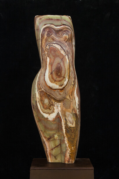 Emily Young, Persian Earth Onyx Torso, 2015, onyx, 84 x 27 x 16 cm