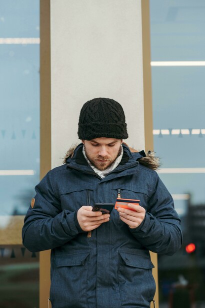 Escribiendo los detalles de la targeta en la calle