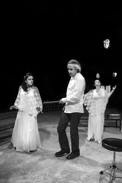 Shoja Azari, Mohsen Namjoo, Shirin Neshat. Passage through the world (2015)